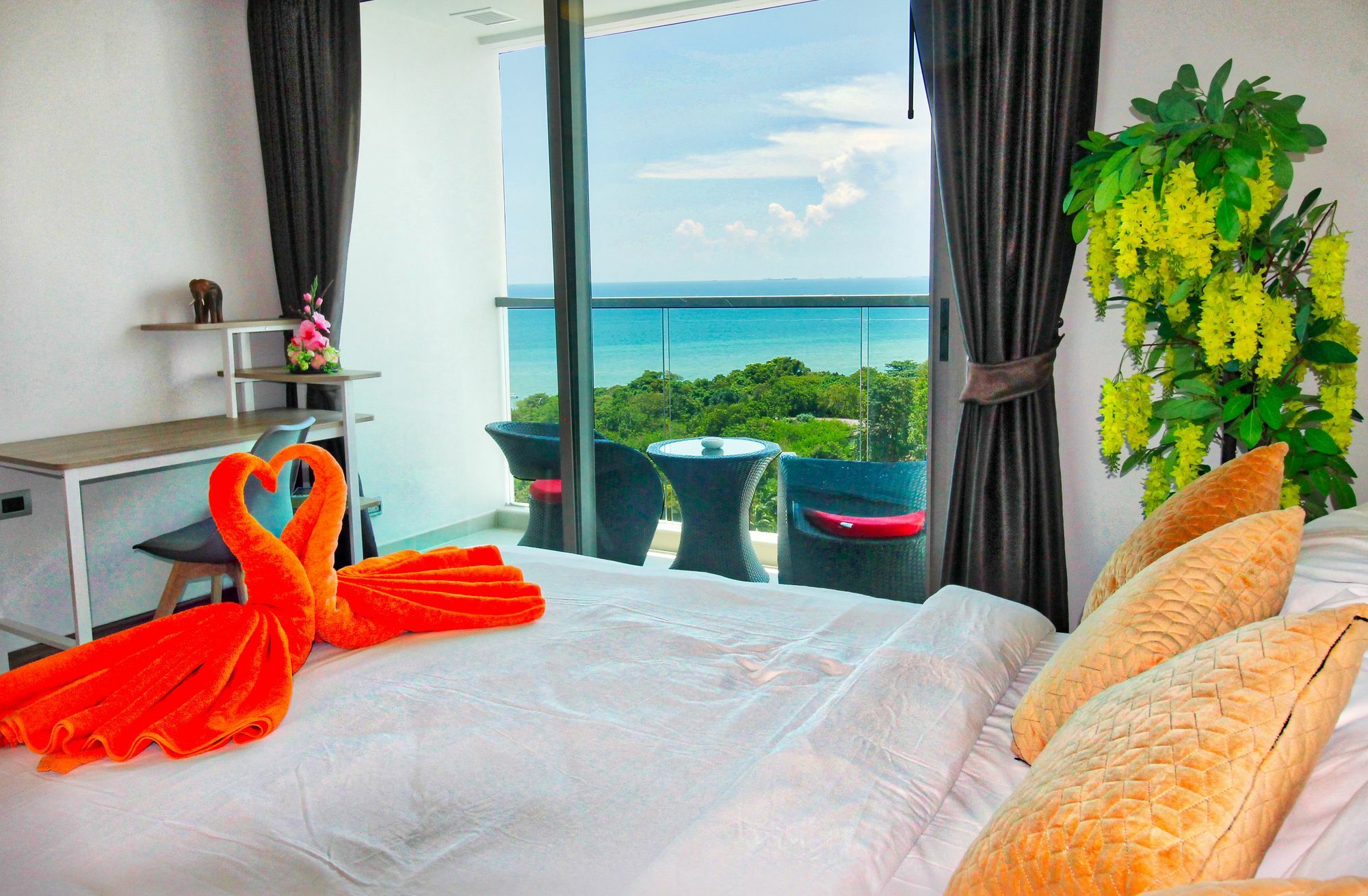 The Peak Towers Pattaya Apartment Exterior photo
